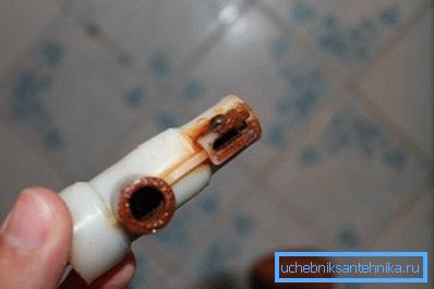 Plastični deli so lahko močno izpostavljeni rji, če so v neposrednem stiku s kovino.