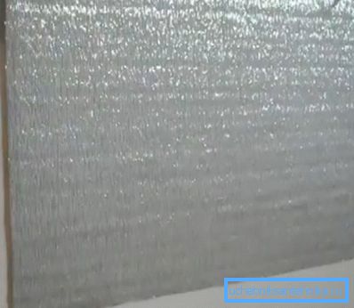 Pod oklepaji je nameščen poseben reflektor. Pod oklepaji je nameščen poseben reflektor.