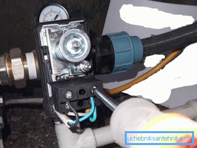 Električni priključek na regulator tlaka. Električni priključek na regulator tlaka.