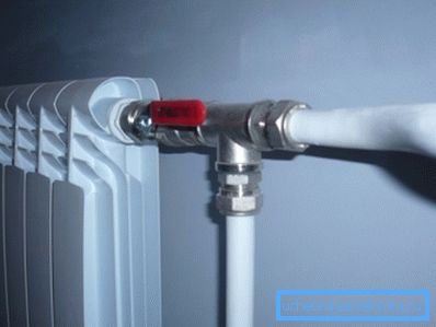 Priključitev kovinsko-plastičnega sistema na grelni radiator. Priključitev kovinsko-plastičnega sistema na grelni radiator.