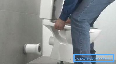 Priključite stranišče v kanalizacijo, mora biti zanesljiv in tesen. Priključite stranišče v kanalizacijo, mora biti zanesljiv in tesen.