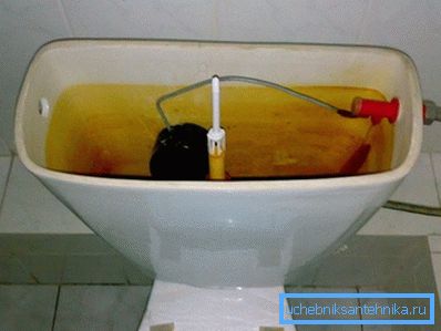 V cisterno iz curka pušča voda v vodi - čas je, da zamenjamo opremo