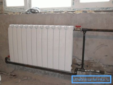 Vodilo do radiatorja je sestavljeno na navoju. Vodilo do radiatorja je sestavljeno na navoju.