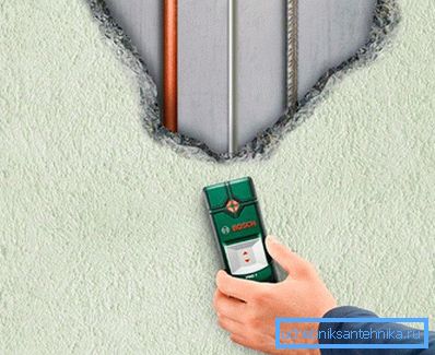Poiščite komunikacijo in ožičenje s kovinskim detektorjem