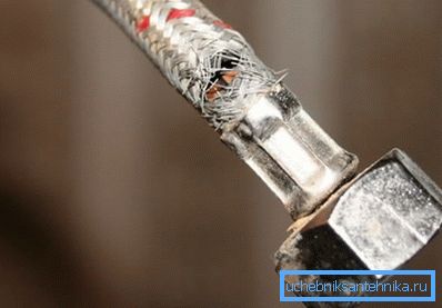 Poškodba pletenice blizu obloge Poškodba pletenice blizu obloge