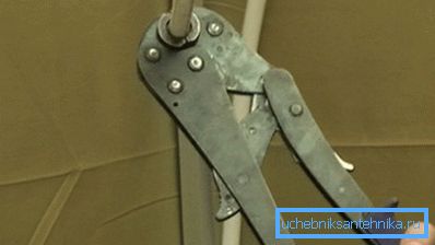 Pritisnite sponke, ki so pod tlakom Pritisnite sponke, ki so pod tlakom