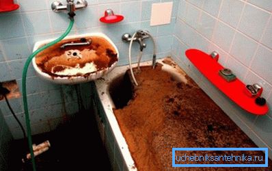 Pri uporabi kemikalij je najprej treba odstraniti vso vodo iz napeljave vodovodne instalacije, čeprav navodila nekaterih mešanic kažejo, da v cevi samo malo tekočine rahlo razredčimo in zmanjšamo koncentracijo Pri uporabi kemikalij je najprej treba odstraniti vso vodo iz napeljave vodovodne instalacije, čeprav navodila nekaterih mešanic kažejo, da v cevi samo malo tekočine rahlo razredčimo in zmanjšamo koncentracijo
