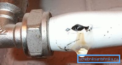 Ko cev razbije, je priporočljivo zamenjati poškodovano območje. Ko cev razbije, je priporočljivo zamenjati poškodovano območje.