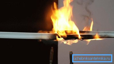 Ko opekline PVC, se izpusti strupen plin. Ko opekline PVC, se izpusti strupen plin.