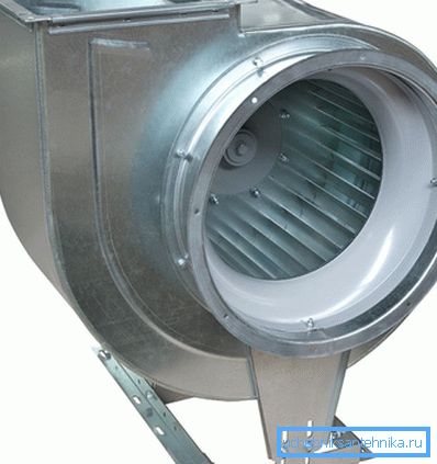 Ker se razdalja med prednjimi diski rotorja in sesalno šobo povečuje, se zmogljivost ventilatorja močno zmanjša. Ker se razdalja med prednjimi diski rotorja in sesalno šobo povečuje, se zmogljivost ventilatorja močno zmanjša.