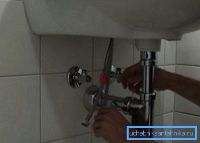 Naprava je priključena tako kot običajna baterija. Naprava je priključena tako kot običajna baterija.