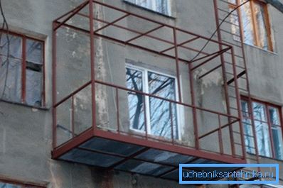 Primer je precej pogoj: v realnih razmerah upogibna obremenitev na žarkih poskuša nadomestiti druge strukturne elemente, ki jih vidimo na fotografiji. Primer je precej pogoj: v realnih razmerah upogibna obremenitev na žarkih poskuša nadomestiti druge strukturne elemente, ki jih vidimo na fotografiji.