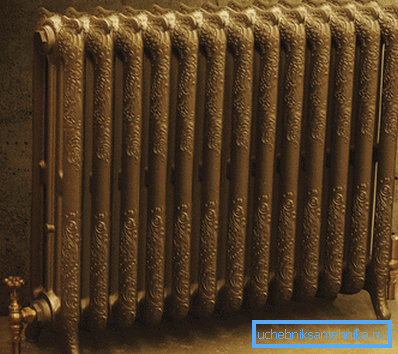 Primer talnega radiatorja iz litega železa. Primer talnega radiatorja iz litega železa.