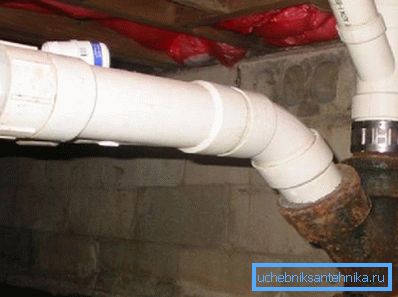 Primer - prehod iz kanalizacije iz litega železa na plastiko