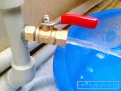 Primer odstranjevanja vode iz grelnega radiatorja Primer odstranjevanja vode iz grelnega radiatorja