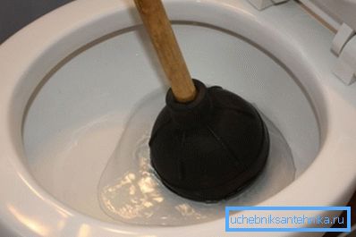 Čiščenje straniščne školjke z mehanskim batom Čiščenje straniščne školjke z mehanskim batom