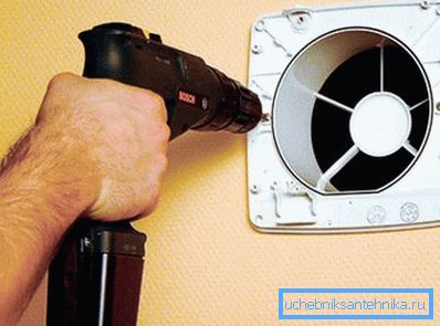 Čiščenje prezračevanja v apartmaju je možno po razstavitvi žar in ventilatorja