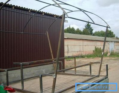 Preprosto gazebo s svojimi rokami iz cevi je mogoče sestaviti ne samo hitro, ampak tudi kakovostno