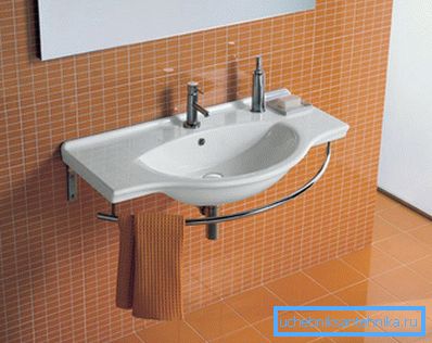 Preprost in priročen umivalnik iz sanitarne faience. Preprost in priročen umivalnik iz sanitarne faience.