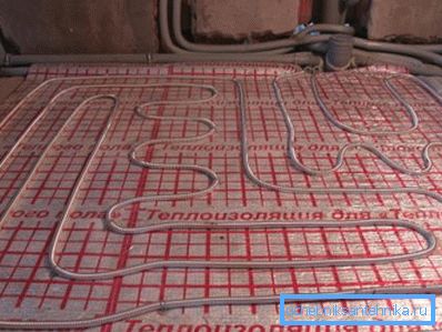 Proces ustvarjanja toplih tal z uporabo gibljivih elementov Proces ustvarjanja toplih tal z uporabo gibljivih elementov