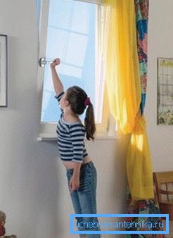 Odzračevanje z odpiranjem oken ni najučinkovitejši način. Odzračevanje z odpiranjem oken ni najučinkovitejši način.