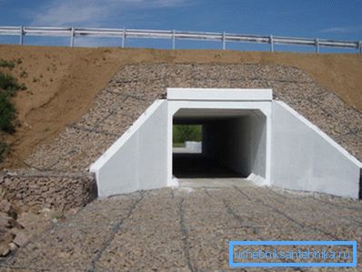 Pravokotni armaturni beton pod cesto
