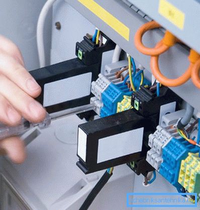 Delo z električnimi napravami zahteva skladnost z navodili.