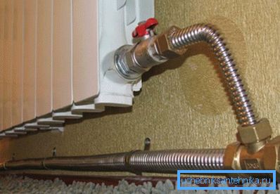 Radiator na fotografiji je povezan z valovito nerjavečo cevjo.