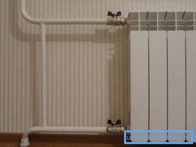 Radiator na fotografiji je razumno povezan z jekleno podlogo. Radiator na fotografiji je razumno povezan z jekleno podlogo.