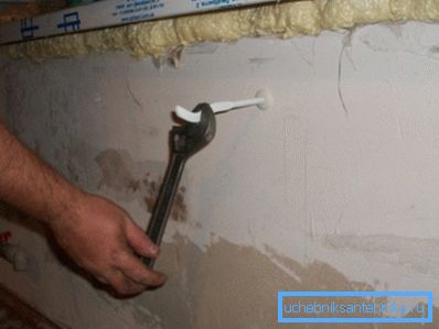 Radiator je treba namestiti na posebne montažne konzole. Radiator je treba namestiti na posebne montažne konzole.