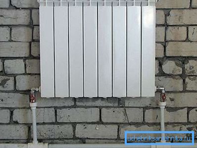 Radiator opremljen z vsemi potrebnimi dvigali Radiator opremljen z vsemi potrebnimi dvigali