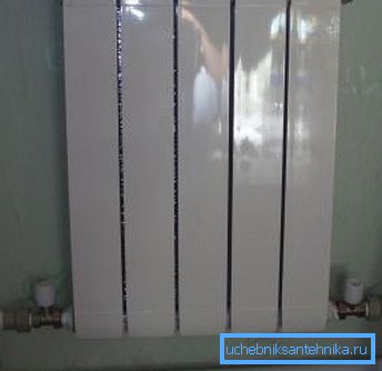 Grelni radiator priključen na glavno cev Grelni radiator priključen na glavno cev