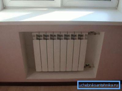 Radiator, skrit v niši, se ogreje veliko slabše, zato je rezerva moči potrebna Radiator, skrit v niši, se ogreje veliko slabše, zato je rezerva moči potrebna