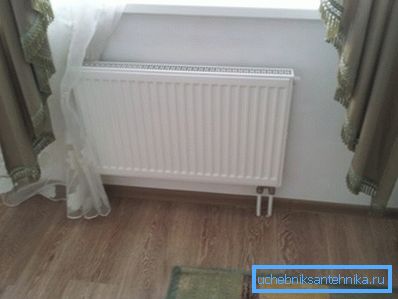 Ogrevalni radiatorji s spodnjo povezavo pogosto najdemo v modernih notranjih prostorih Ogrevalni radiatorji s spodnjo povezavo pogosto najdemo v sodobni notranjosti
