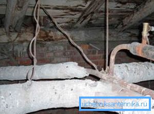 Ekspanzijska posoda z zračnim ventilom na podstrešju.