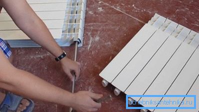 Razstavljeni izdelki iz aluminija in bimetala so podobni obdelavi z litoželeznimi radiatorji Razstavljeni izdelki iz aluminija in bimetala so podobni obdelavi z litoželeznimi radiatorji