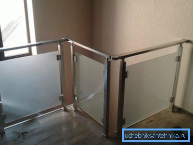 Različni notranji elementi iz aluminija ne samo dobro izgledajo, temveč imajo tudi visoko življenjsko dobo.