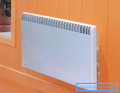 Razlika med konvektorjem in radiatorjem - na prvi površini ima veliko nižjo temperaturo Razlika med konvektorjem in radiatorjem - na prvi površini ima veliko nižjo temperaturo