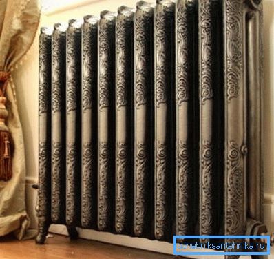 Retro radiator v notranjosti dnevne sobe Retro radiator v notranjosti dnevne sobe