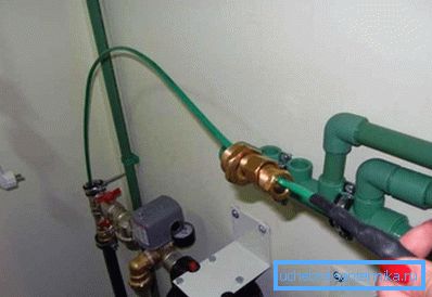 Odporen kabel je vstavljen v cev