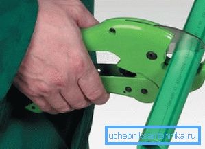 Rezanje s škarjami za plastične cevi