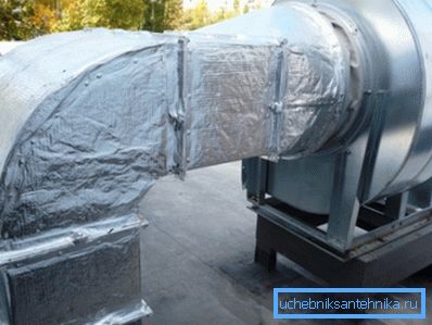 Tesnilo med ventilatorjem in kanalom odpravlja prenos vibracij. Tesnilo med ventilatorjem in kanalom odpravlja prenos vibracij.