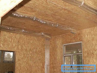 Ventilski rokavi bodo skrili spuščeni strop. Ventilski rokavi bodo skrili spuščeni strop.