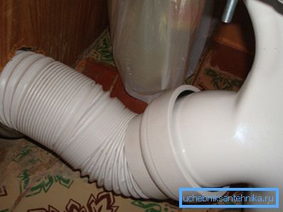 Najšibkejša povezava je plastični spoj z dvigalom