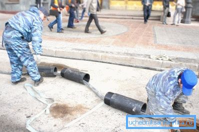 Segmenti cevovoda so potegnjeni po udarcu