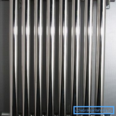 Sekcijski jekleni radiator izgubi na aluminij v smislu prenosa toplote za polovico.