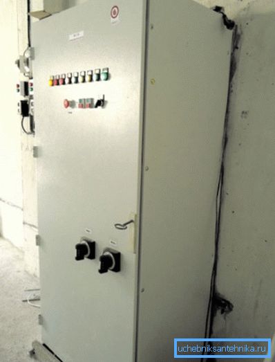 Požarna alarmna omara na industrijskem objektu