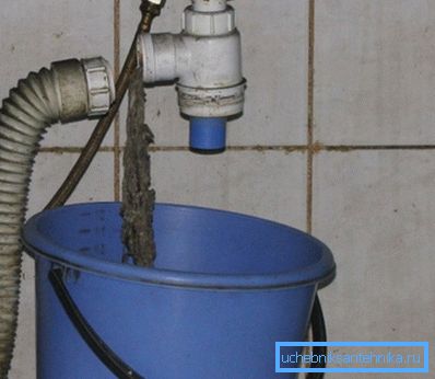 Kopičenje ostankov v sifonu pod umivalnikom.