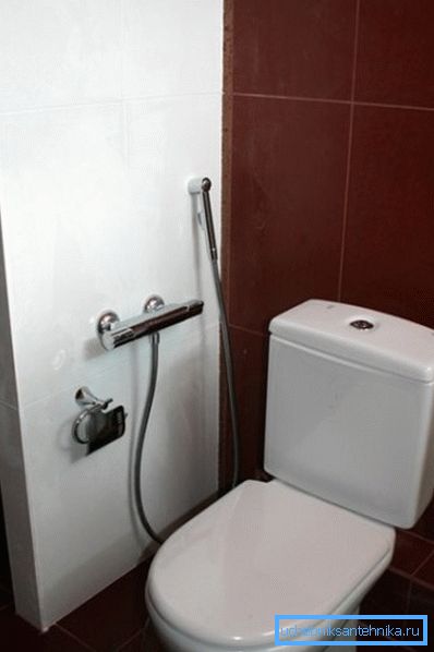 Črpalka za sanitarno vodo za higienski tuš v straniščni sobi Črpalka za sanitarno vodo za higienski tuš v straniščni sobi