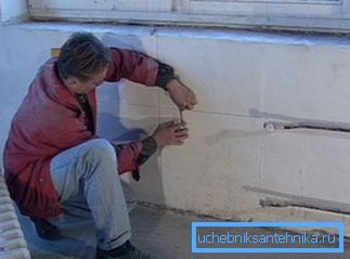 Poskrbimo, da je baterija strogo vodoravna. Poskrbimo, da je baterija strogo vodoravna.